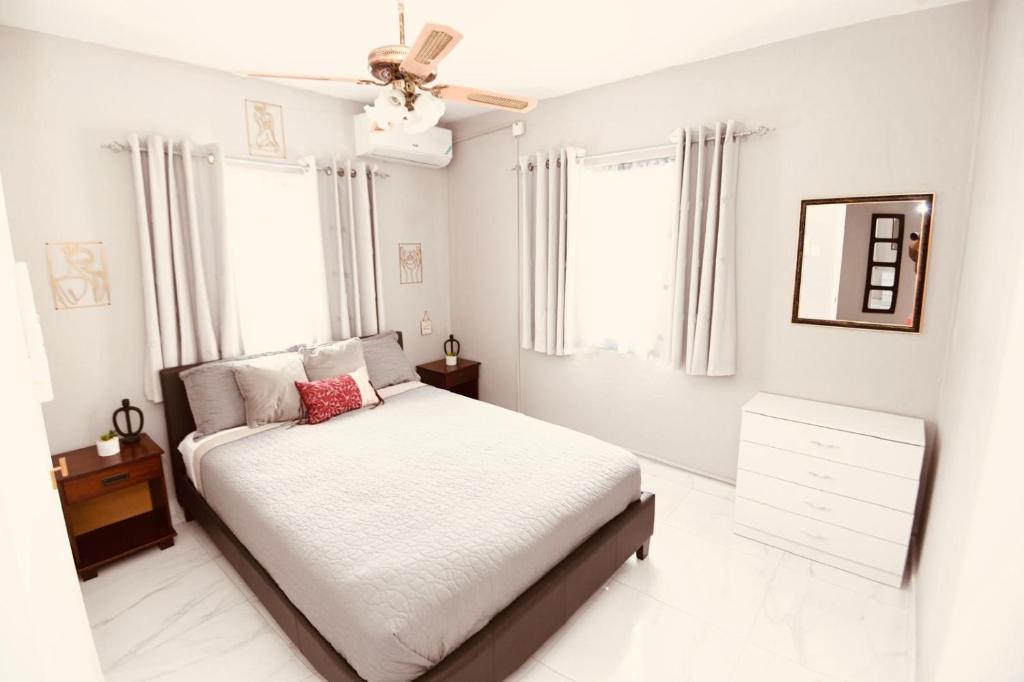 Spacious & Cozy 2 bedrooms Townhouse in gated community, excellent location in KGN8, Kingston