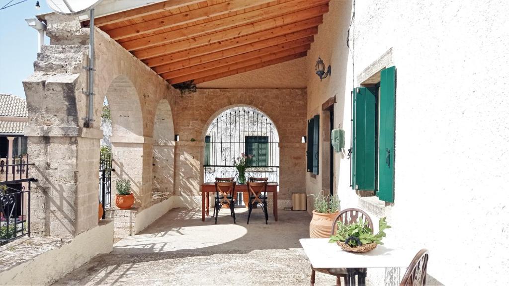 The house with the arches, Sfakerá