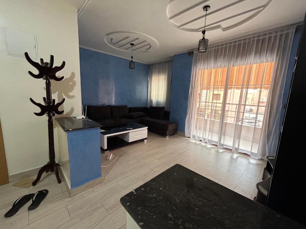 800 Miles of Travel, Warzazát