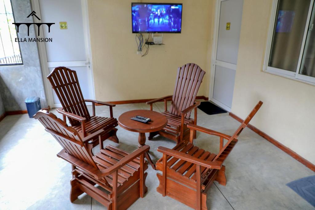 Shared lounge/TV area