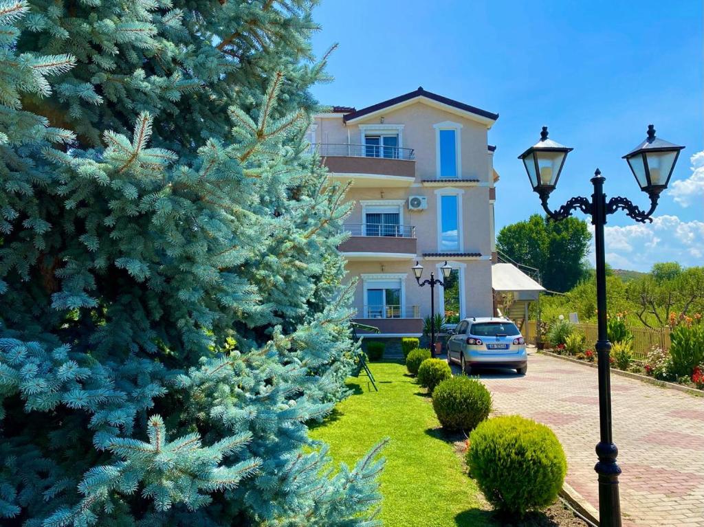 Vila Gregor, Tushemisht