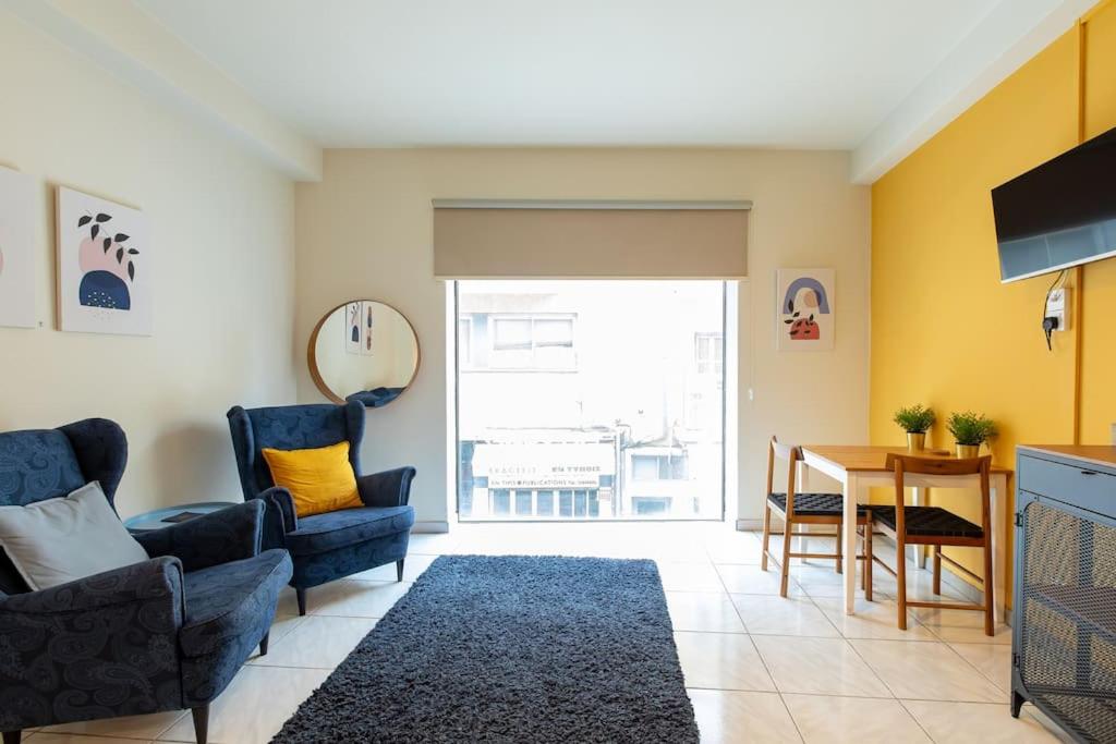 Charming studio with reading nook & city view, Nikósie