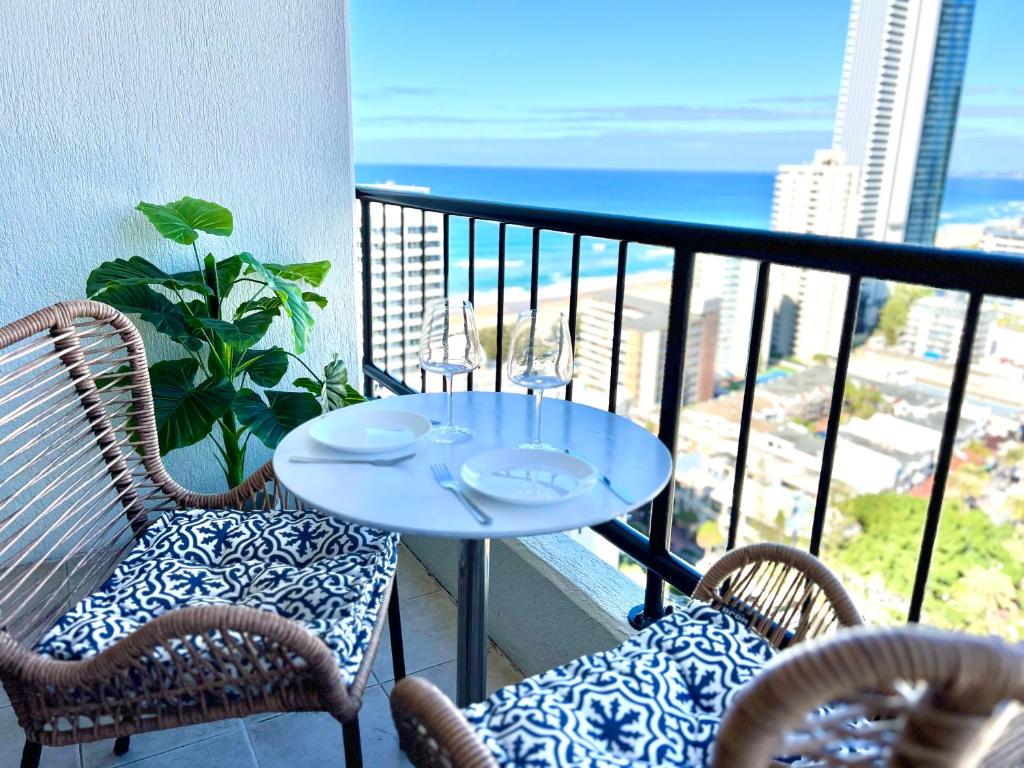 Top level Ocean View Oasis with 3 Beds, Gold Coast