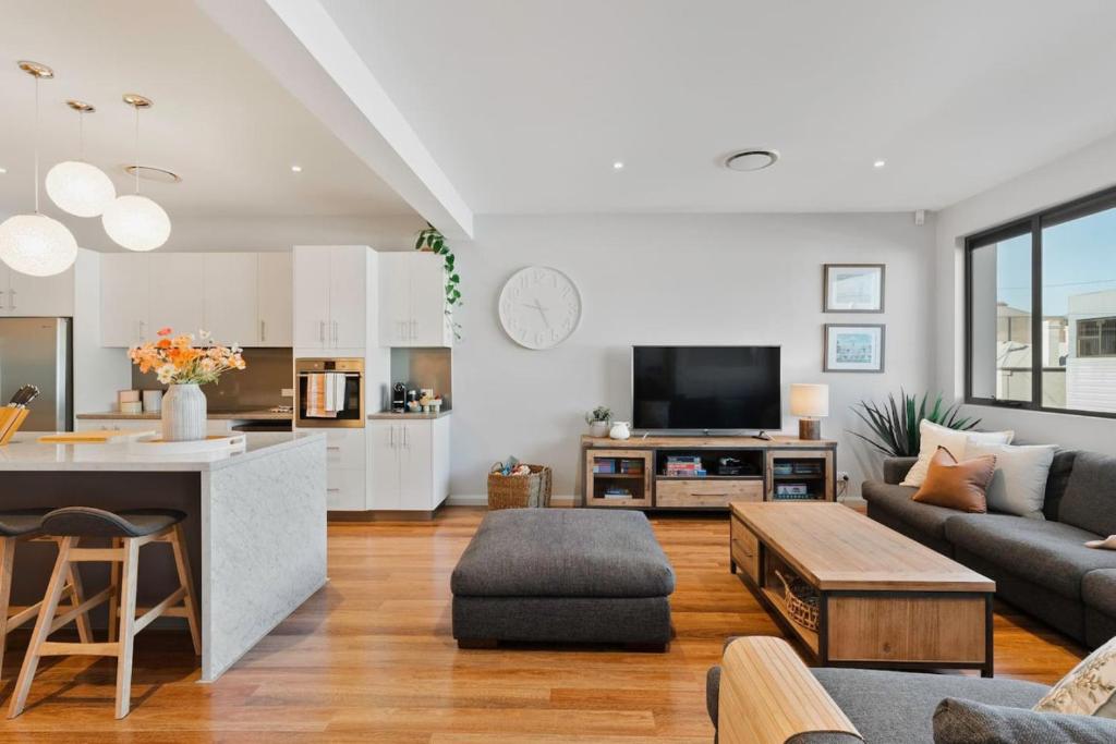 Large CBD apartment with parking, Launceston