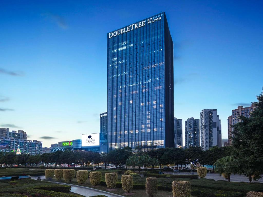 DoubleTree by Hilton Hotel Shenzhen Longhua, Near Huawei, Foxcnn, Shenzhen North Railway, Uniwalk & Uniworld Shopping Mall, Sam's Club, Šen-čen