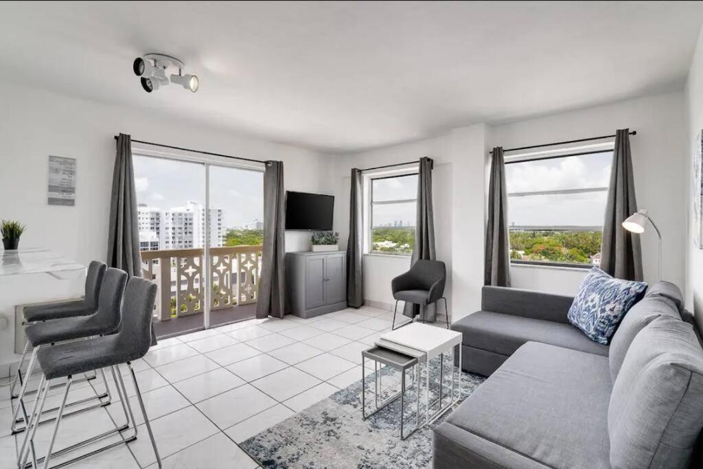 1106- 1BR & 1BA with Balcony, Stunning City & Ocean Views, Miami Beach