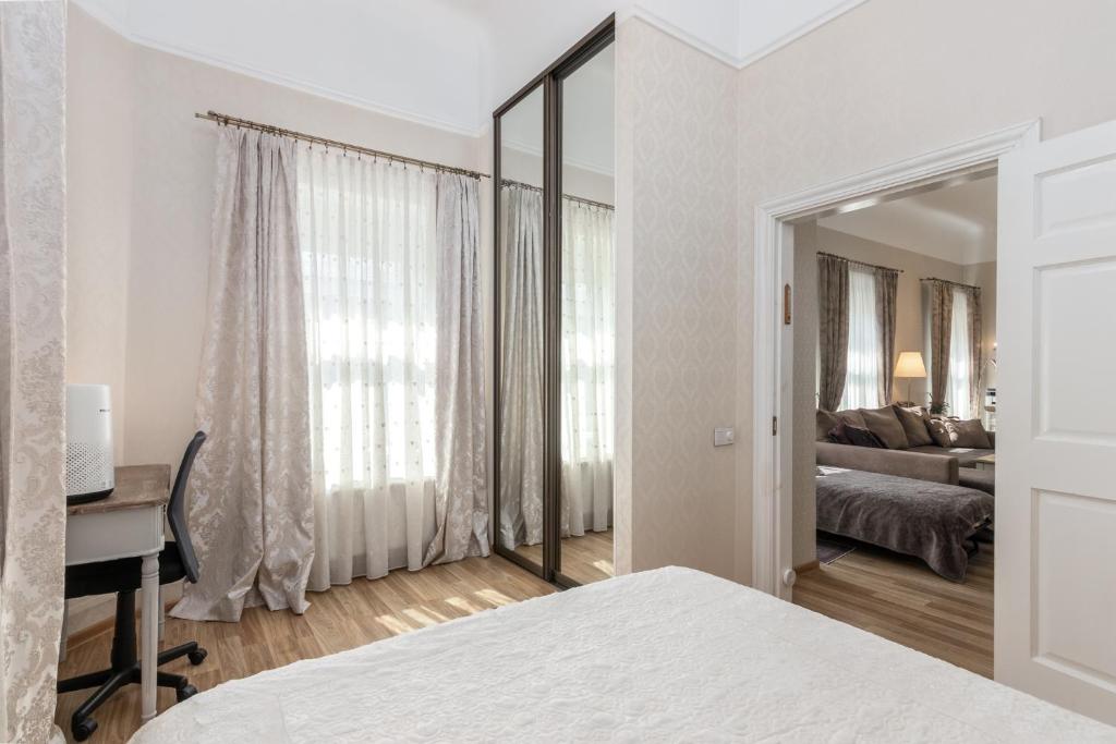 Elegant Apartment in historical centre & Free Locked PARKING, Riga