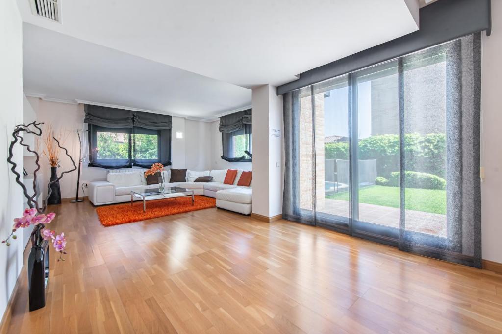 Charming Home with Pool and Garden, Just Outside Madrid, Villanueva de la Canada