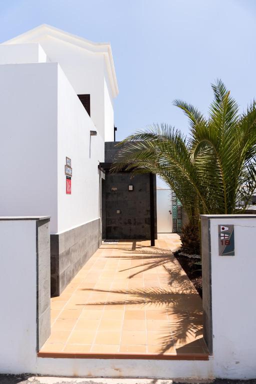 Beautiful and luxurious villa with heated pool and free Wi-Fi in Playa Blanca. - 5