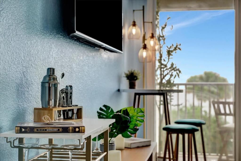 Serenity on the Sea Luxury Condo with Private Balcony on the Ocean, Tampa