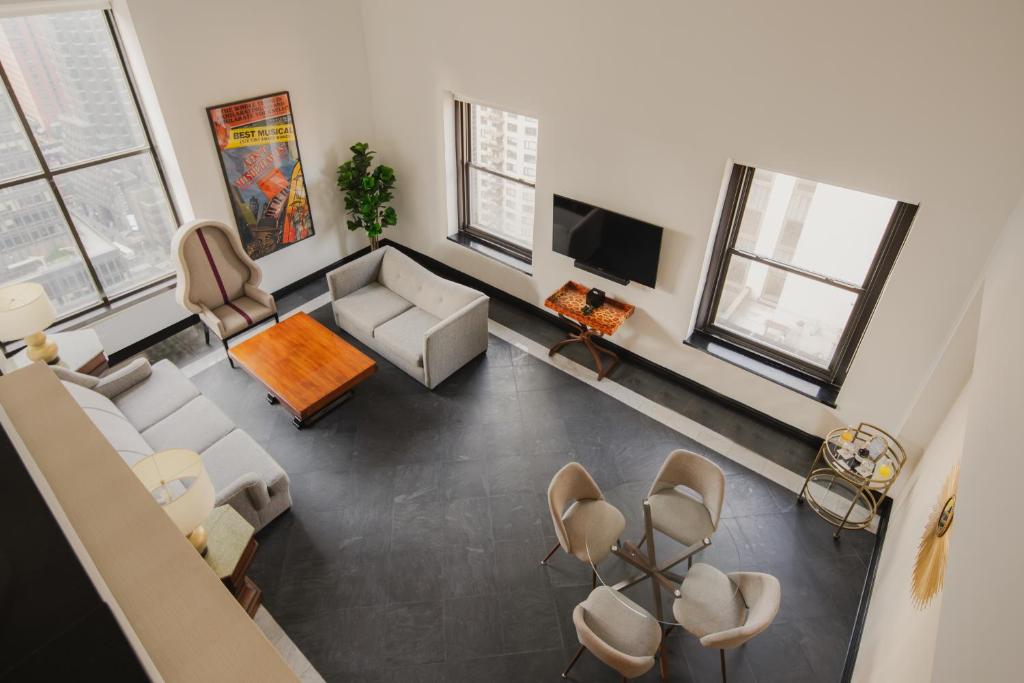 ذا مانهاتن كلوب (The Manhattan Club)