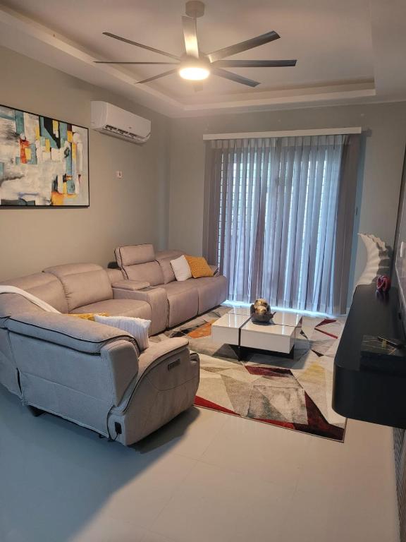 The Monarch, Kingston