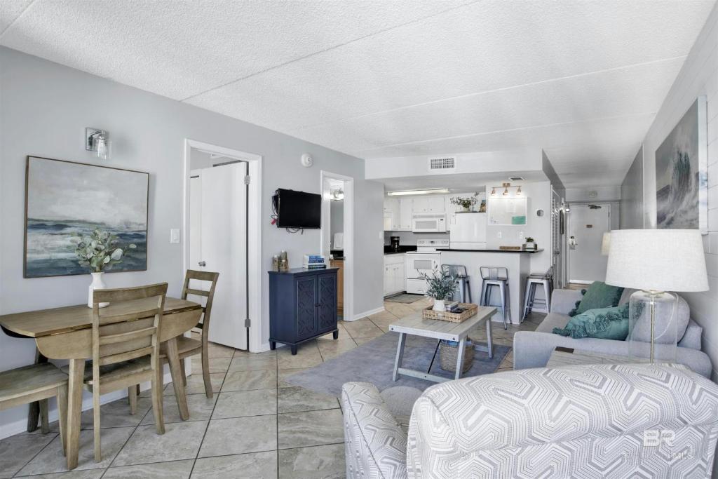 Condo on the Beach- walk to restaurants, shops and activities., Gulf Shores