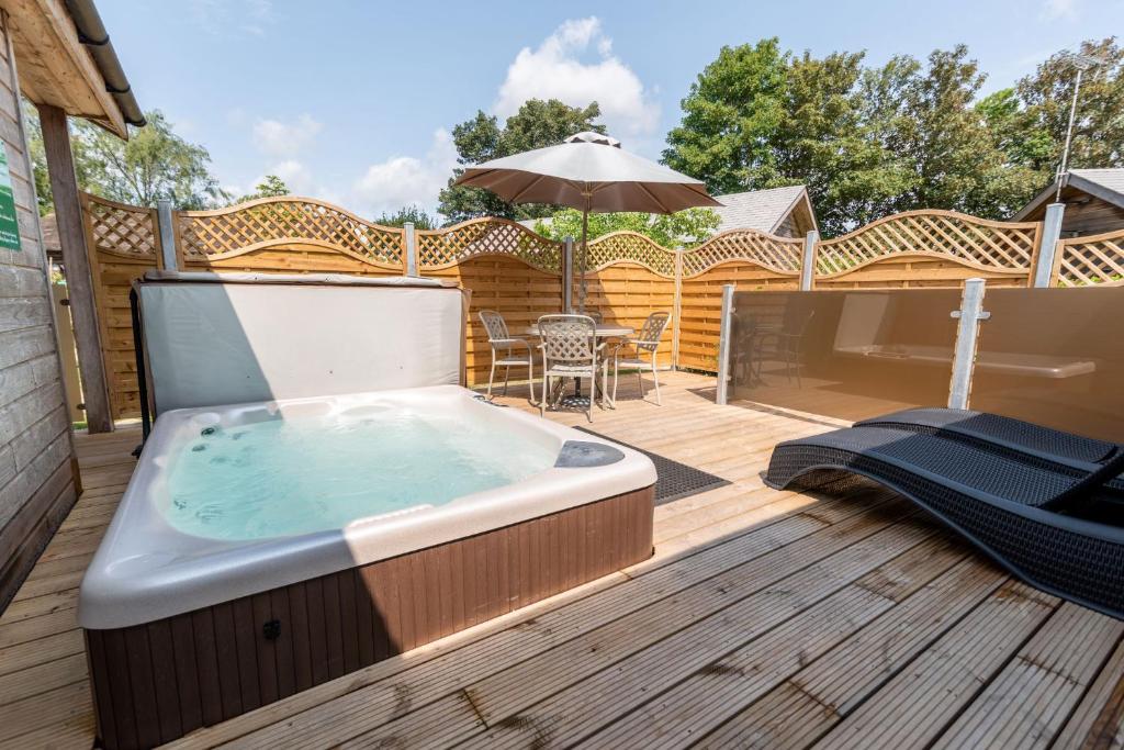 Tor Farm Lodges - Private Hot Tubs Shared Seasonal Outdoor Pool Dog Friendly 전경