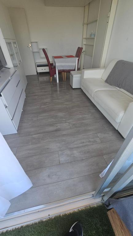 CHARMING STUDIO wiTH PRIVATE PARKING - 2