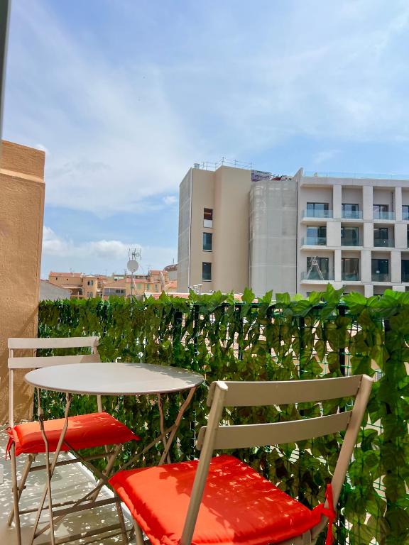 Center 2 min walk to beach quiet sunny balcony, Nice