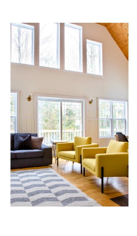 Le 5 Owl - Tranquil Haven near the Charming Village of Knowlton - Sleeps 12 - Whole House & 2 Acres with Pond, Bridge, Grounds, and Woods, Lac-Brome