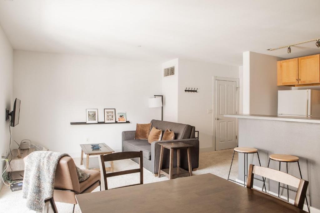 Spacious Third Ward Apt Near Summerfest with Balcony, Milwaukee