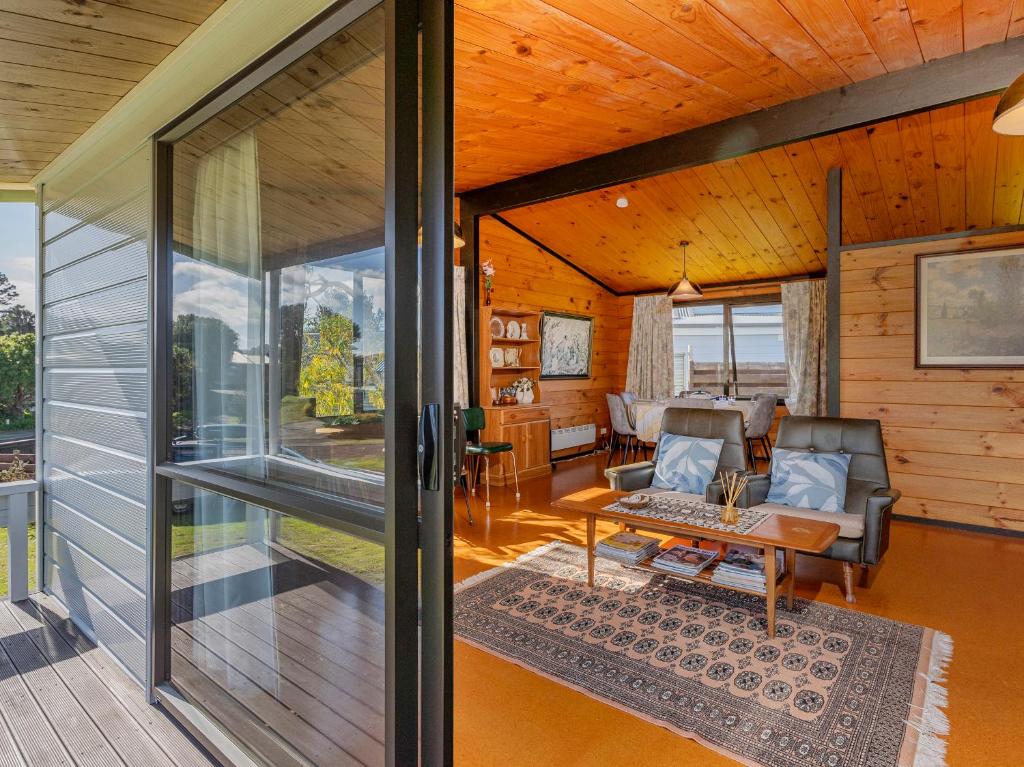 Retro Revival - Pauanui Holiday Home, Pauanui