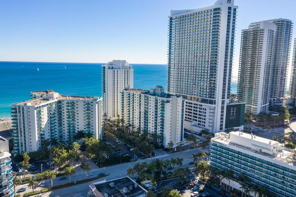 Ocean Views with Great Location - Sleeps 6, Hollywood