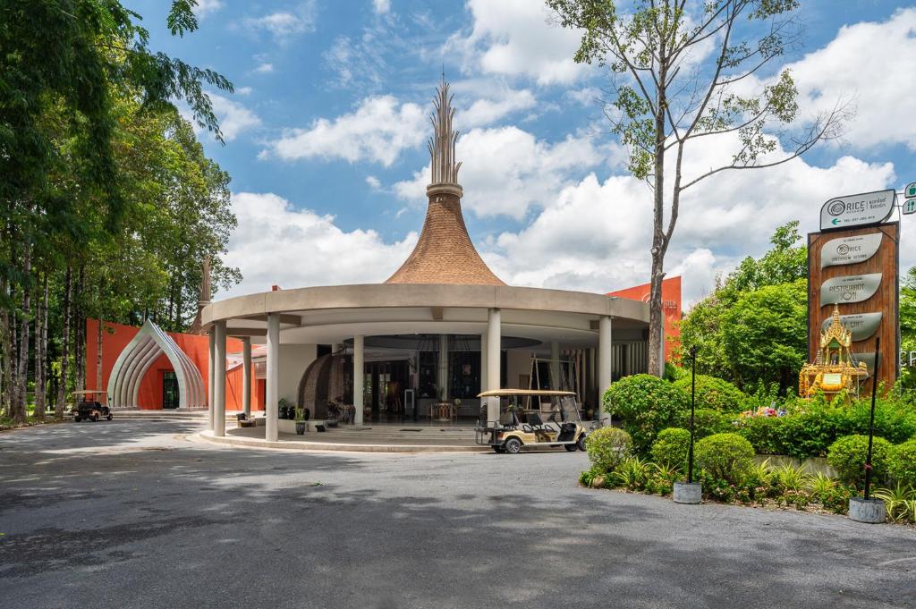 At Rice Resort, 坤西育府