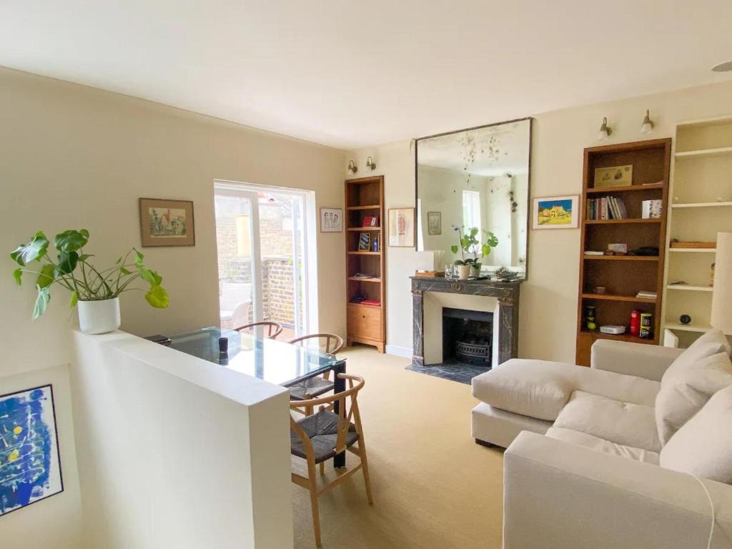 Quaint 1BD Flat Private Balcony West Kensington, Londýn