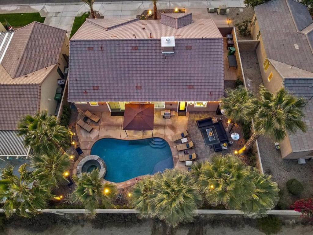 Relaxing Desert Getaway - 3BR, Pool, Hot Tub, Indio