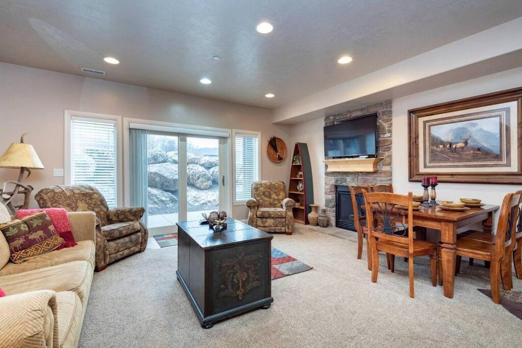 Lakeside Escape with Hot Tub, Huntsville