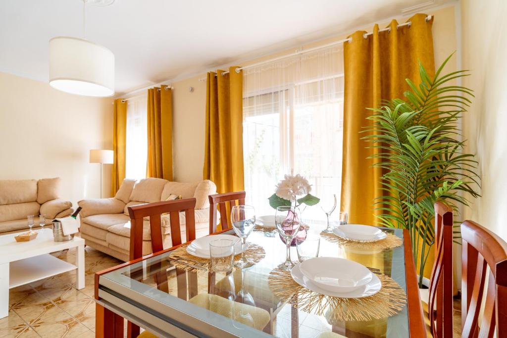 Sea Life Salou Beachside Family Apartment - 2
