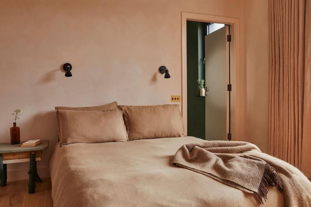 Yarn - Elmo Deluxe Suite, Ballycastle