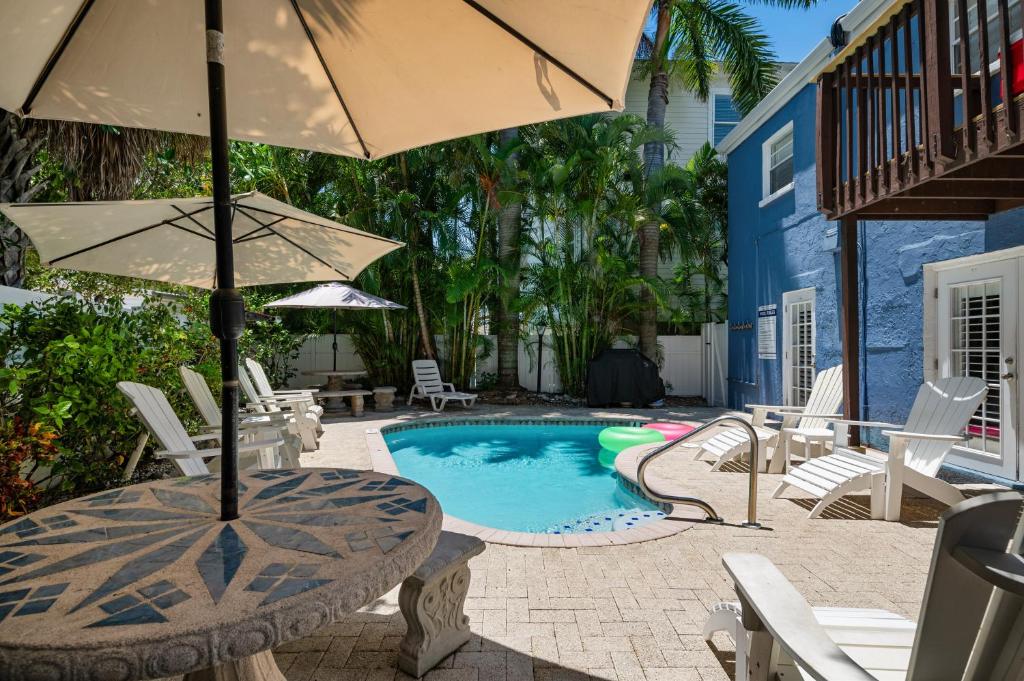 AMI Condo With Pool, Walk to Beach, Bars, Restaurants and Fishing!, Bradenton Beach
