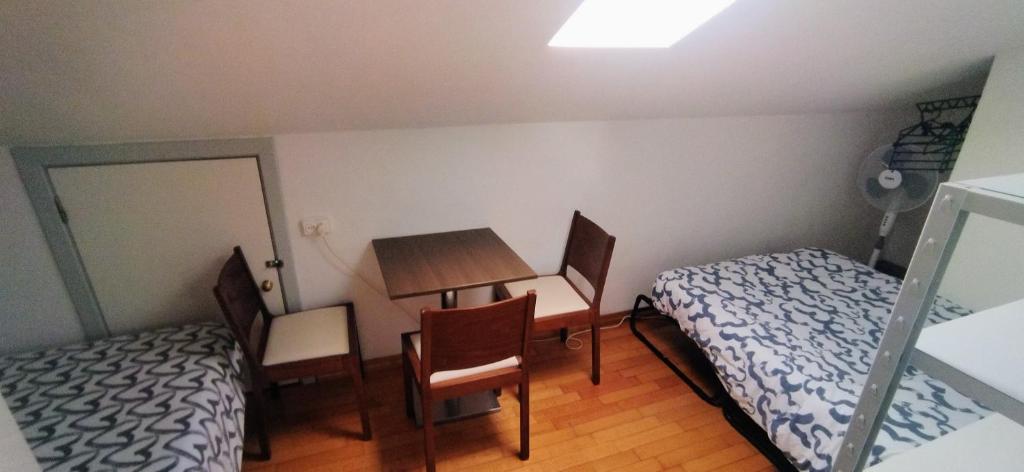 Quarto privado 5, Famões