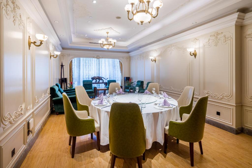 Restaurant, Donghu Hotel in Shanghai