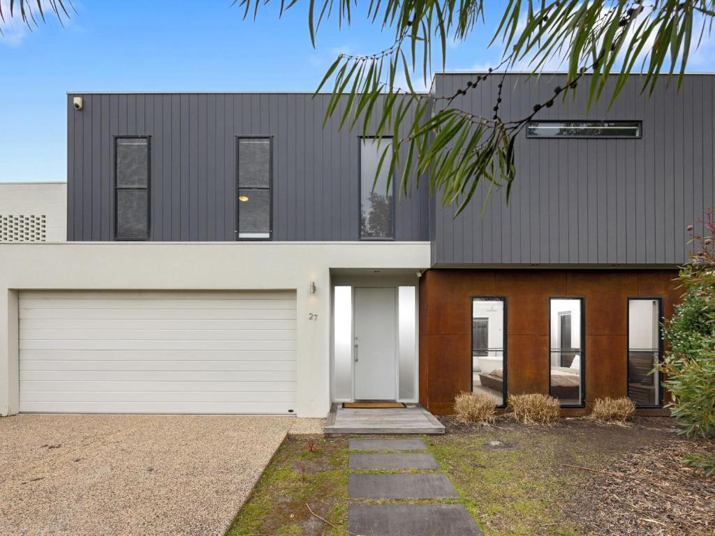 Sunburnt Siesta, Inverloch