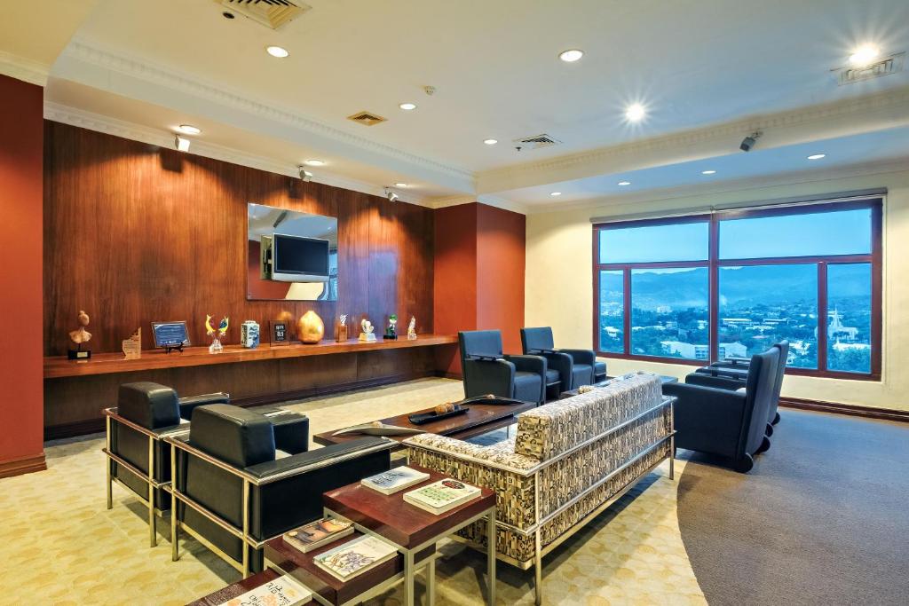 Shared lounge/TV area, Waterfront Cebu City Hotel and Casino in Cebu