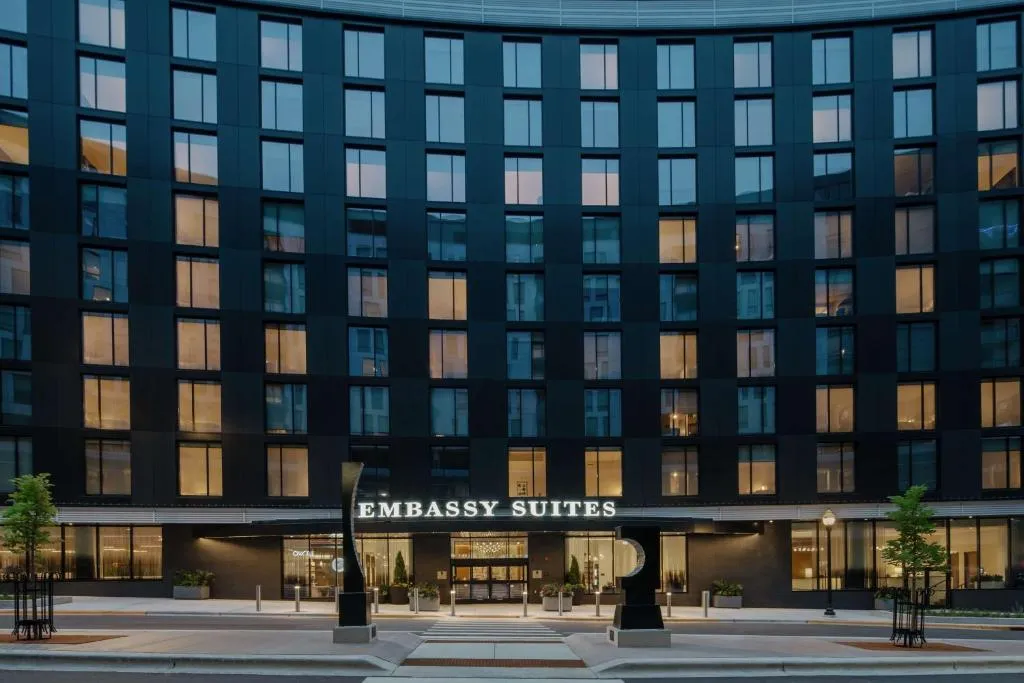 Embassy Suites By Hilton Madison Downtown，位于麦迪逊的酒店