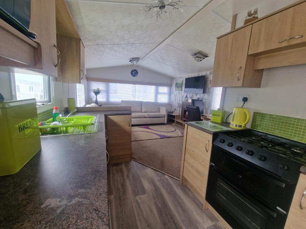 Lodge Sleeps 4 - Pet Friendly with Private Parking - photo 3