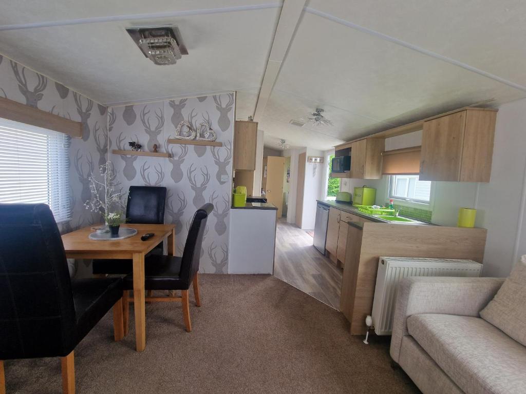 Lodge Sleeps 4 - Pet Friendly with Private Parking - photo 2