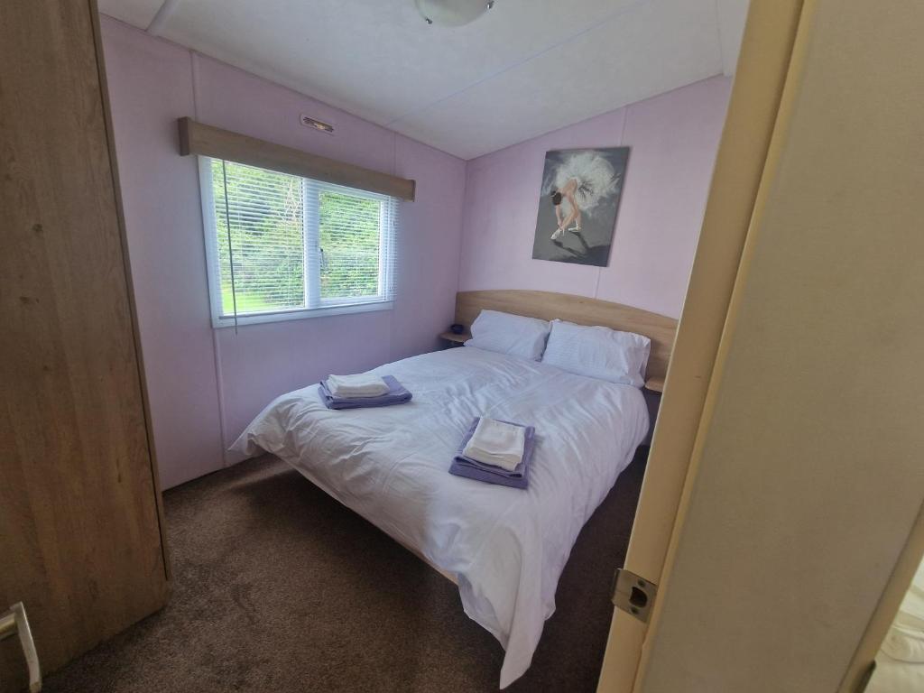 Lodge Sleeps 4 - Pet Friendly with Private Parking, Barnstaple