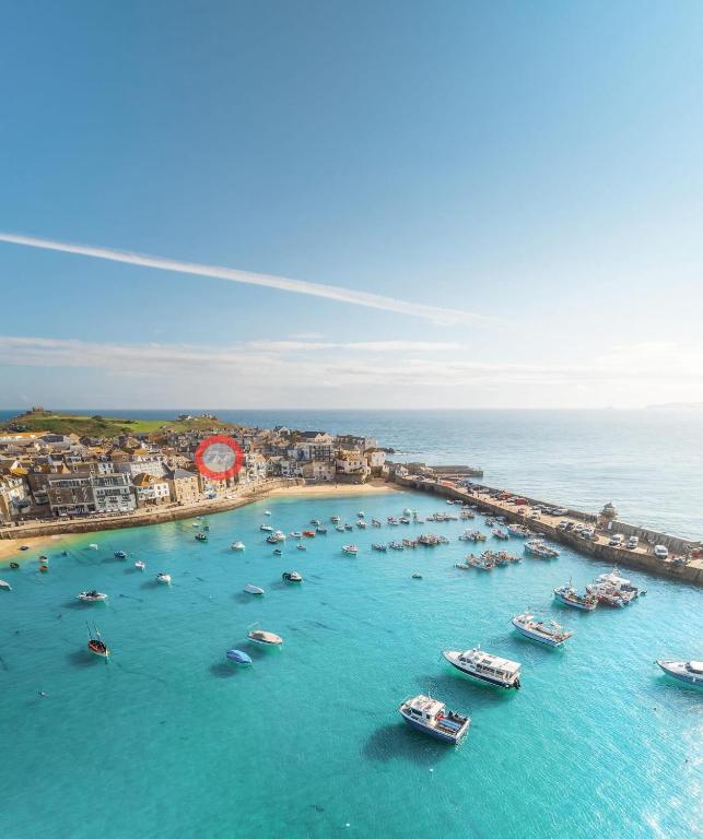SMUGGLERS HIDE or SMUGGLERS CABIN - EITHER a 2 Bedroom FISHERMANS COTTAGE with Childs Bunk and HARBOUR VIEWS - OR a private entrance 1 BED STUDIO - 10 Metres To Sea Front - Book Both for a 3 Bedroom House - 2023 GLOBAL REFURBISHMENT AWARD WINNER, St Ives