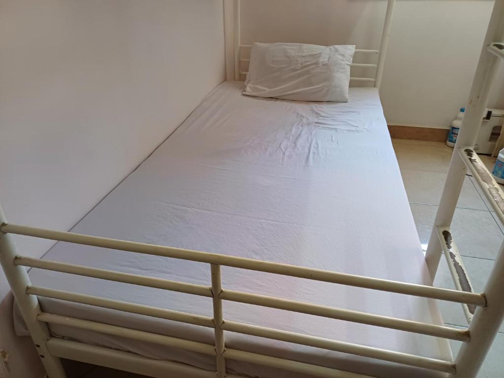 A room in an apartment in Nasr City, Cairo, near Azhar university , 15 minutes from Cairo Airport,غرفة بشقة بمدينة نصر بالقاهرة بالحي الثامن 15 دقيقة من مطار القاهرة و 7 دقيقة من معهد الفجر و 12 دقيقة لمعهد ابانة لتعليم اللغة العربية و 26 دقيقة لوسط البلد, Káhira