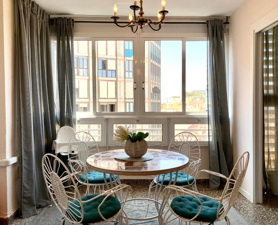 Centrally-Located, Spacious Flat at Historic Centre & short walk to Beach - 4