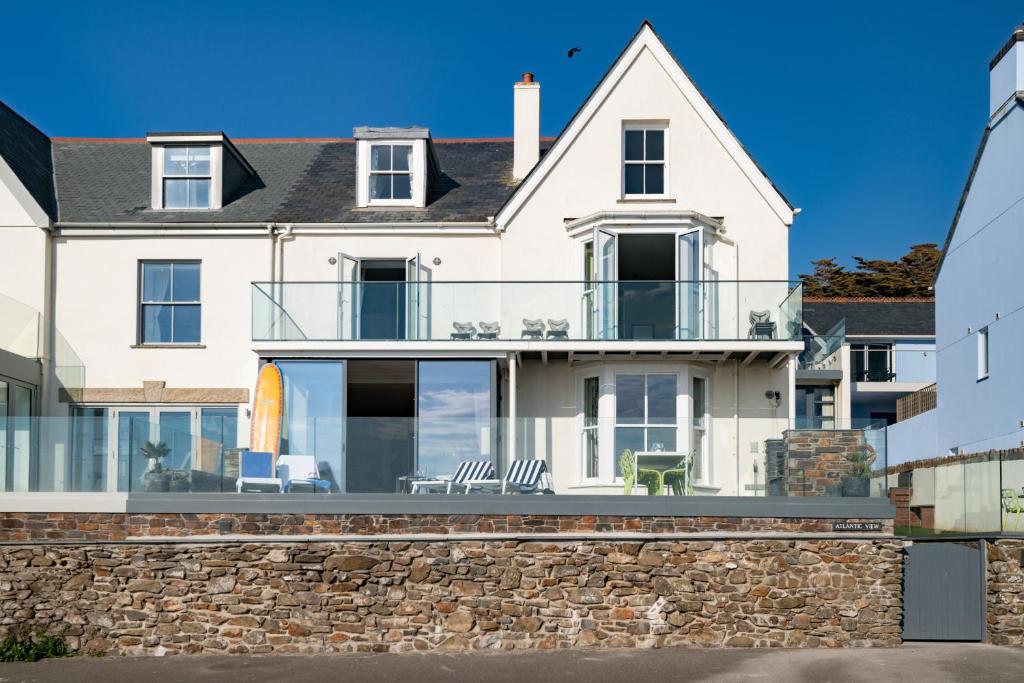Atlantic View, North Cornwall seafront, 5* Gold, Polzeath
