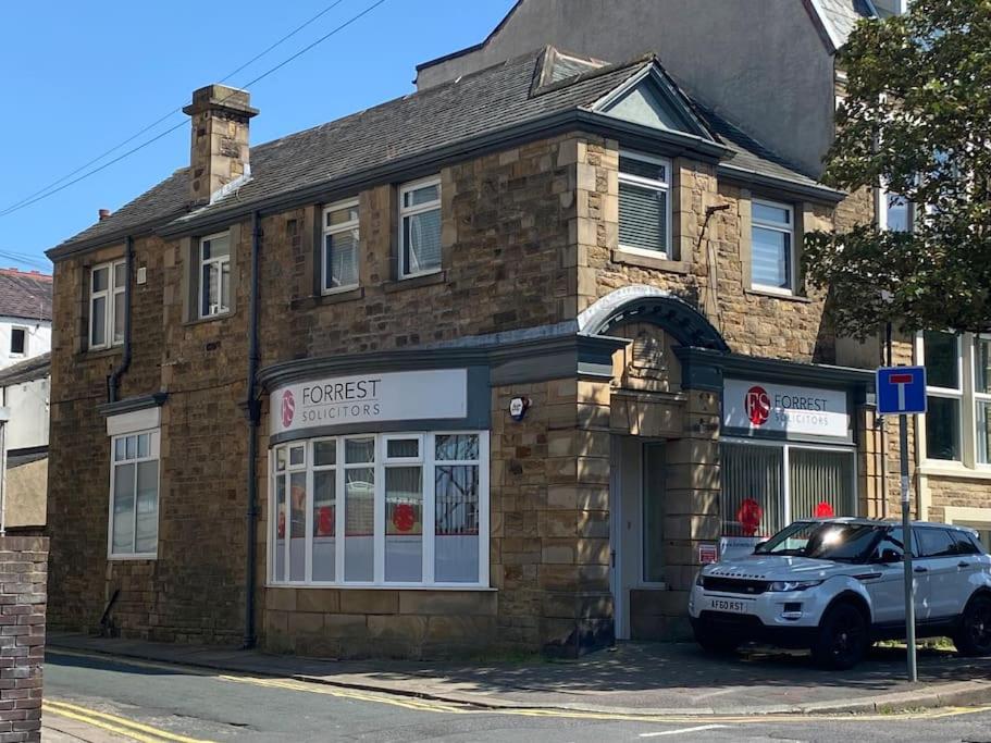 Bobby's by the Sea, Bare