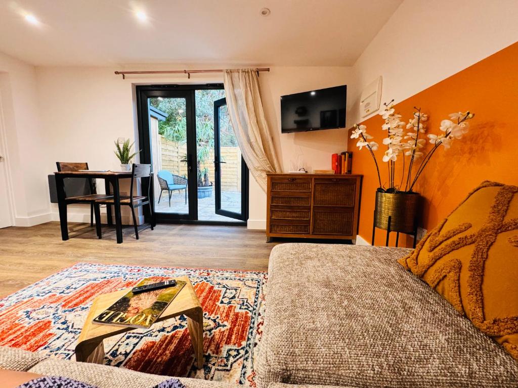 The Hideout - private luxury cabin near the sea with garden area, sea views and parking, Hythe