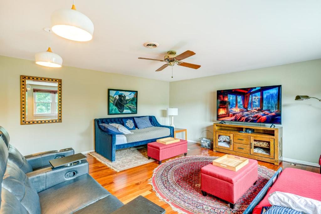 Modern Clarence Home on Main Street!, Clarence