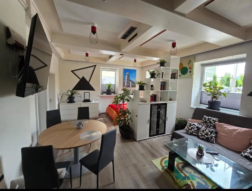 Private Living Central, Dampfdusche, hotel in Köflach