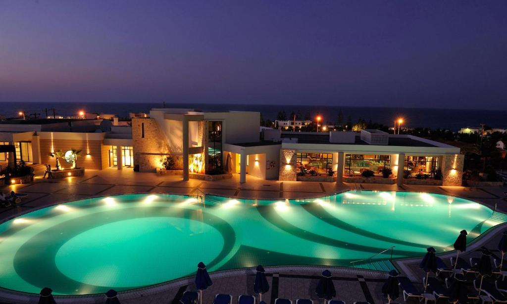 Grand Hotel Holiday Resort — Swimming pool in Stalida