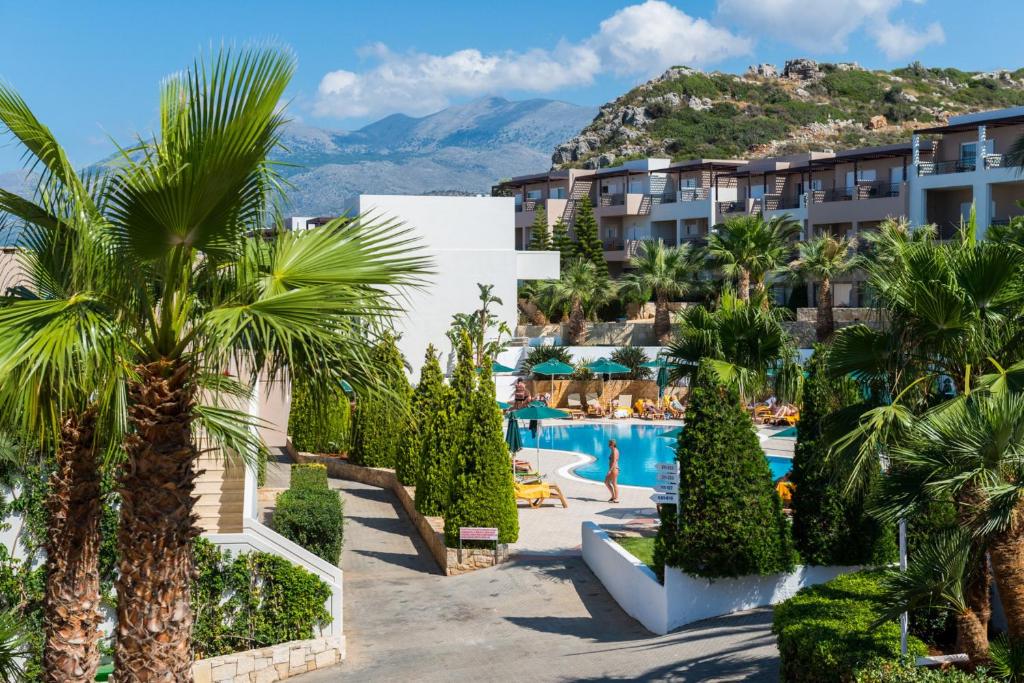 Grand Hotel Holiday Resort — Swimming pool in Stalida