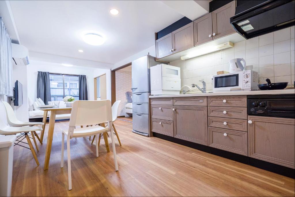 Charming Guesthouse in the Heart of Okubo 丶Steps to Metro and Convenient Travel! EoW4, Tokyo